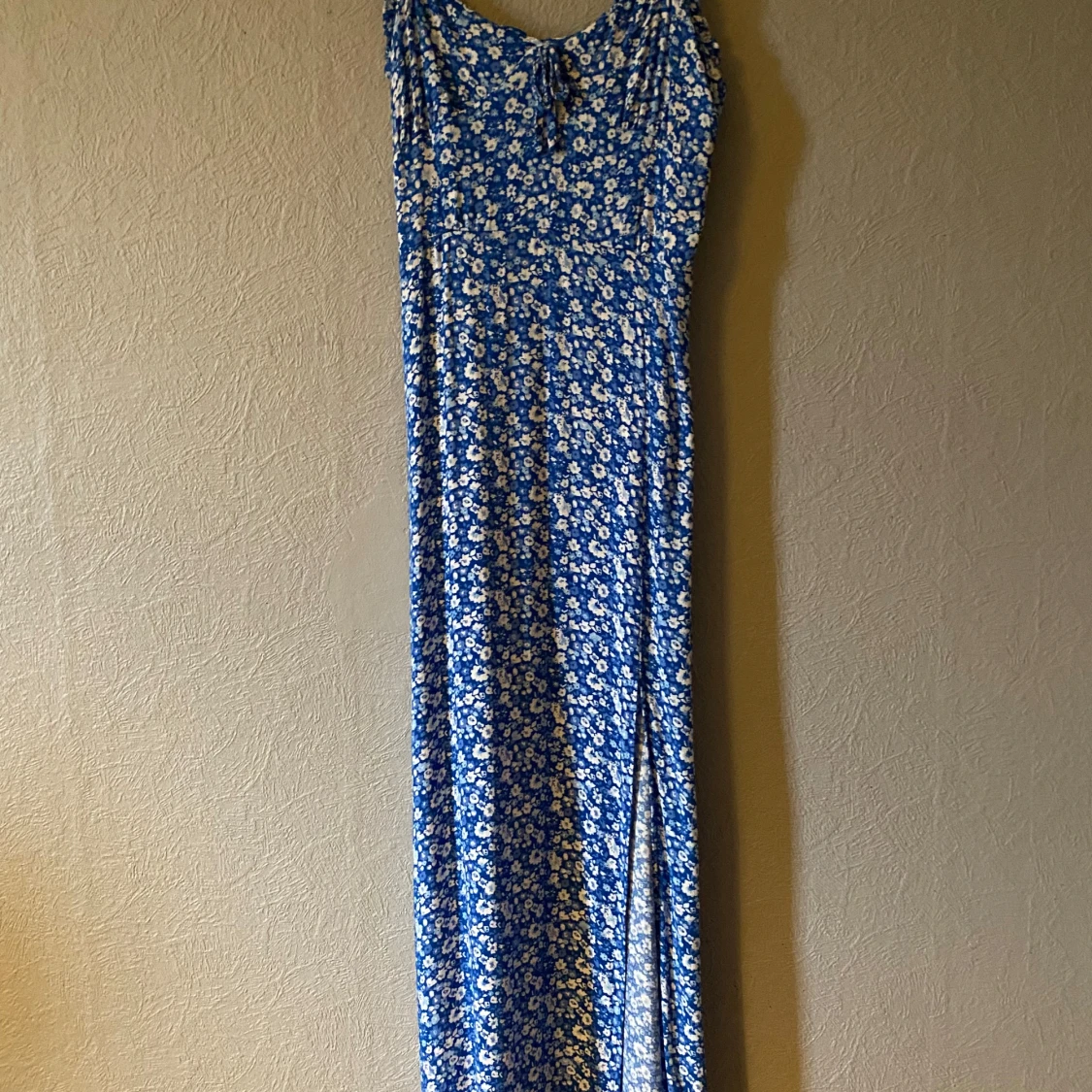 Blå blommig långklänning