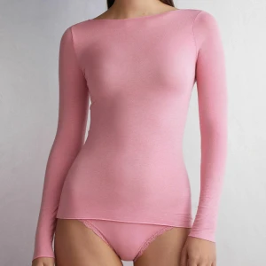 Rosa långärmad tröja från Intimissimi - Säljer en mjuk och skön rosa långärmad tröja från Intimissimi, tillverkad i en kashmirblandning. Köpt på intimssimis för 500kr. Skicket är bra och utan defekter! Jag säljer den nu eftersom det inte kommer till användning. 