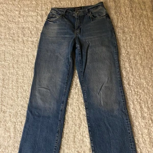 Blå jeans från Pieces - Snygga blå jeans från Pieces med klassisk femficksdesign och en bekväm passform. Perfekta för en avslappnad stil. Märkeslapp i brunt läder baktill.