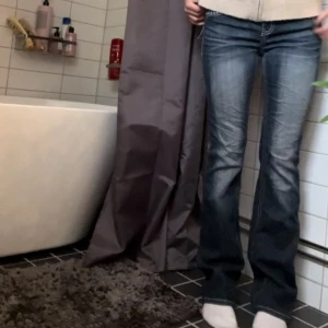 Skitsnygga unika jeans! - Snygga blå jeans med unikt broderi på bakfickan. Säljer då dem inte kommer till användning. Stl 27🥰