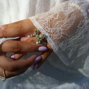 Ioaku rosett ring  - Fin rosett ring som går att ändra i storlek (se sista bilden)🤩Från Ioaku x Amanda sundins kollektion förra året, helt slutsåld 💕Nyskick! Säljer även ett par matchande örhängen till ringen!