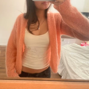 Finaste koftan någonsin! - Mohair stickad kofta i finaste korall/persikofärgen🧡säljer då den inte kommer till användning😔 passar xs-s, möts upp eller postar