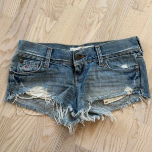 jeansshorts 🤍 - fina lågmidjade jeansshorts från hollister, storlek 24 så xs. ok att köpa direkt 🤍