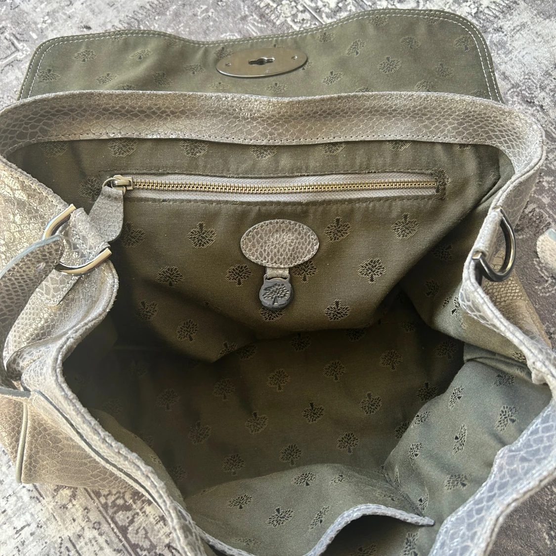 Grå axelväska med reptilmönster - 2