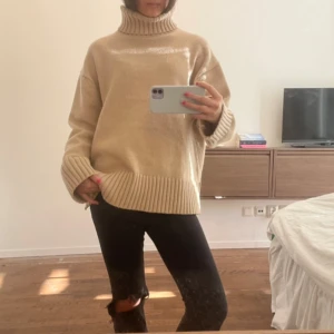 Beige polotröja - FINARE FÄRG I VERKLIGHETEN Säljer en mysig beige polotröja med ribbade detaljer vid krage, ärmslut och nederkant. Perfekt för kyliga dagar och ger en stilren look. Passar bra till både jeans och kjol.