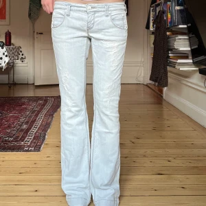 Ljusblå jeans med slitningar  - Supersnygga och lågmidjade jeans med slitningar, innebensläng 85 och midjemått 39 tvärs över💕💕