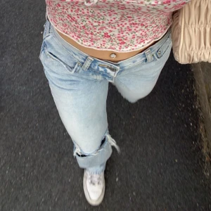 Ljusa jeans från Gina - Snygga ljusa jeans med hål vid knäna! Super snygga och passar mig bra som är 155 🥰