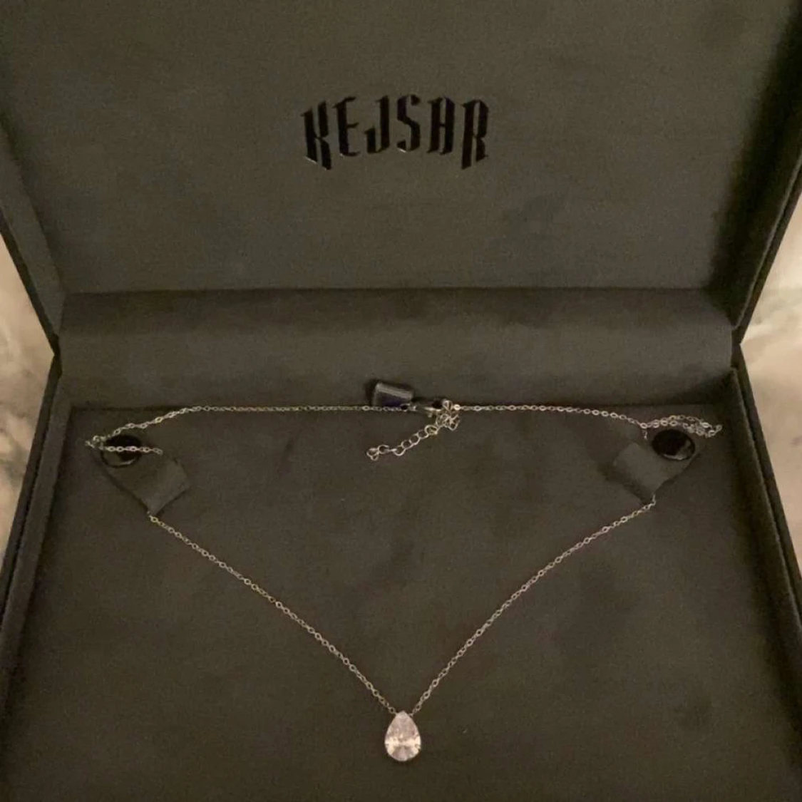 Silverhalsband med droppformad hängsmycke från Kejsar