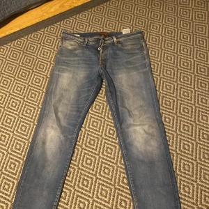 Jack & jones - Ett par riktigt heta Jack & Jones jeans handgjorda i Italien med en relax fit. De är washed jeans och perfekt för fester och vardagen 