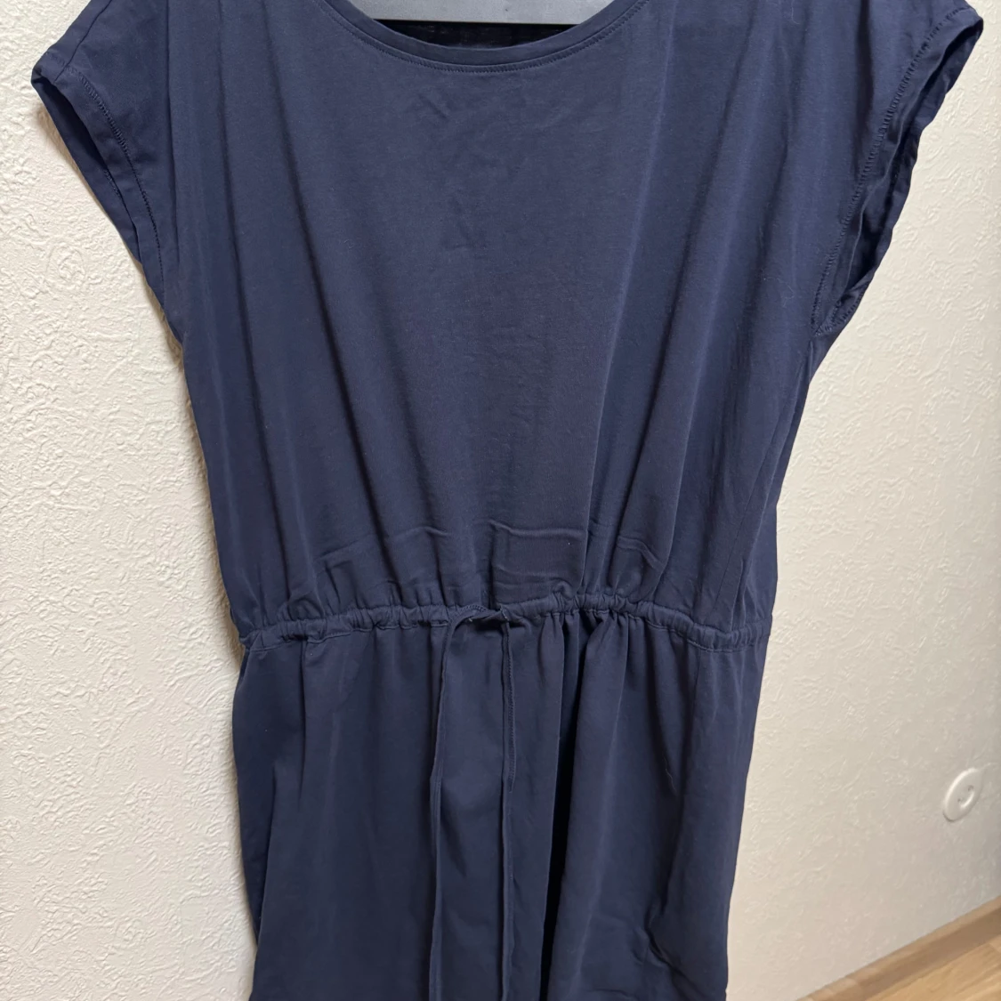 Mörkblå klänning med knytband