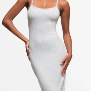 Ljusgrå thigt lång klänning  - Säljer min helt nya och oanvända ljusgråa långklänning från Gina pga passade inte.  Pris går att diskuteras 💕