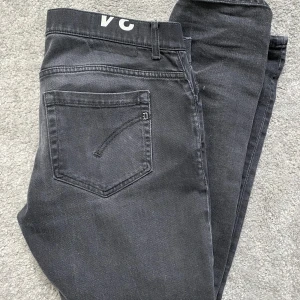 Dondup George - Tja! Säljer nu dessa riktigt feta Dondup George jeans i storlek 34. Jeansen är använda men ändå i bra skick. Nypris ca 3000kr. Hör av dig vid minsta fundering!