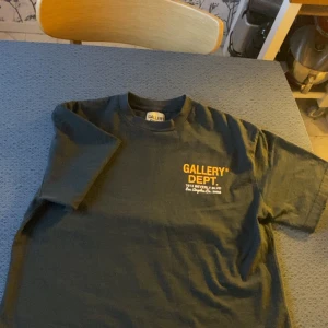 ÄKTA gallery dept tröja ej använd - en väldigt fin gallery dept t shirt i färgen mörk grå, inte använd mycket och passar storlek s och m.