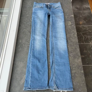Bootcut ljusblå  jeans  - Snygga ljusa Bootcut jeans. Inerbenslängd-83 midjehöjd-19 midjelång tvärs över- 33