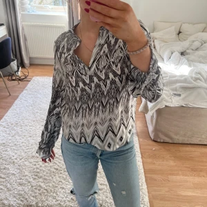 Mönstrad blus  - En v-ringad mönstrad blus från vila. Använd fåtal gånger. Storlek s 🥰 