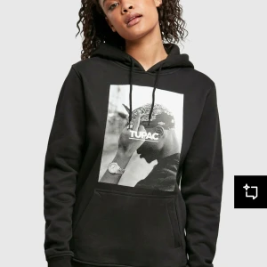 2Pac hoodie  - 2Pac hoodie i storlek S, köpt på zalando för 600kr passar påde kille och tjej, hör av dig för bilder, frågor m.m. 