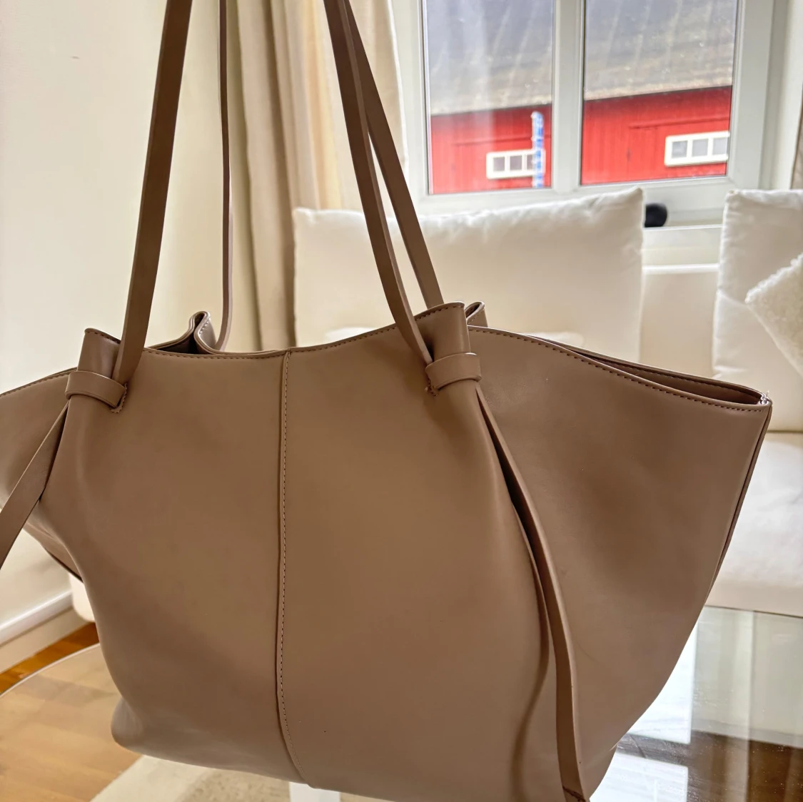 Beige axelväska med bälte - 1