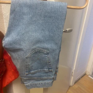 Blå jeans från Levi's Premium - Säljer ett par klassiska blå jeans från Levi's Premium. De har en straight passform och är tillverkade i slitstarkt denim. Perfekta för en avslappnad stil.