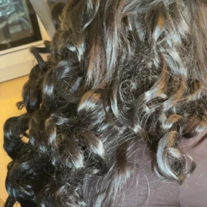Svart lockig hårförlängning - Säljer en svart lockig hårförlängning med clips. Perfekt för att snabbt få längre och fylligare hår med vackra lockar. Enkel att fästa och ta av. Köparen står för frakten