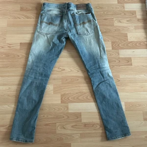 Nudie Jeans - Snygga tvättade jeans från Nudie Jeans. Osäker på vilken modell det är då de är av en äldre sådan, men de sitter ungefär som deras grim Tim/tight terry modell. Hör av dig vid vidare frågor!
