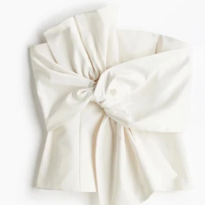 Vit axelbandslös topp med knyt - Suuuper snygg vit knyt topp från H&M i strl 36❤️den är rätt liten i storleken !Helt ny med lappen på endast testad