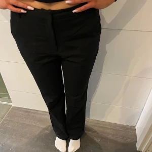 Svarta kostymbyxor - Snygga svarta kostymbyxor från Anna Field. Sparsamt använda 💖💖. storlek 40 men passar även 38