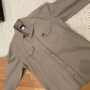 Beige skjorta / overshirt från Wrangler - Beige overshirt från Wrangler. 