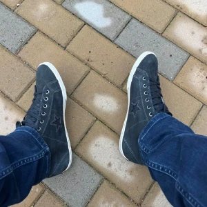 Svarta Converce all star  - Svarta converce all star, köpa från ambre clothing, men tyvärr för små för mig, hör av er vid frågor eller funderingar. 