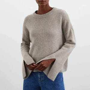 Beige stickad tröja - Säljer en mysig beige stickad tröja med långa ärmar och ribbade detaljer vid hals och ärmslut. Från soft goat i 100% cashmere och köpt för 3500kr💗 i färgen greige, Aldrig använd