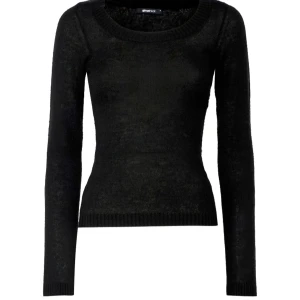 tajt stickad tröja - säljer denna jätte fina stickade tröjan från Gina Tricot som är helt slut såld. Den är endas använd 1 gång och säljer då jag inte har den på mig så mycket! ❤️ tröjan är i storlek S men den sitter tajt som en XS så skulle säga att den mer är det!