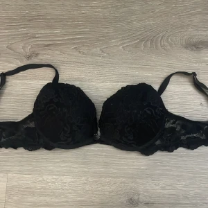 Svart push-up BH med spetsdetaljer - Svart push-up bh från Cubus. Storlek 70B. Använd fåtal gånger.