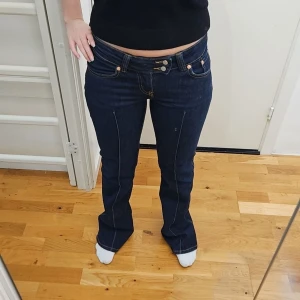 Bootcut jeans XS - Jätte fina mörkblå lågmidjade bootcut jeans I storlek XS. Sömmar på låren vilket är en extremt fin detalj. Midjemått 79/80cm innerbenslängd 80cm. Stretchiga, och perfekta från lager 157. Använda en gång!