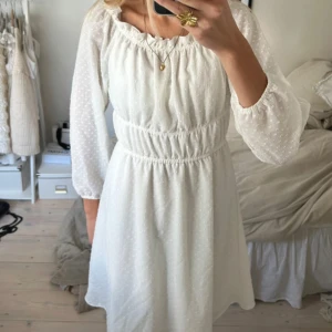 Vit klänning från H&M - Söt vit klänning från H&M Divided med fint prickigt mönster💘ärmarna är trekvarts och midjan är stretchig! Helt oanvänd med prislappen kvar, perfekt till sommaren💘