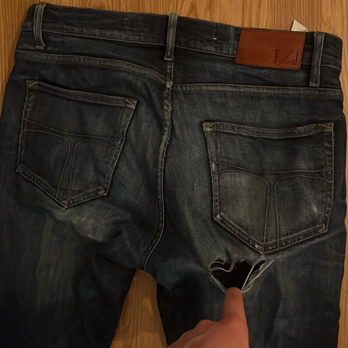 Mörkblå jeans med slitningar - 3