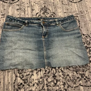 Jeanskjol med rå kant - Lågmidjad jeans kjol