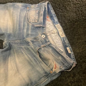 Ljus blåa jeans från replay - Snygga ljusblå jeans från replay med en riktigt snygg tvätt. Modellen är Replay Anbass och storlek W32 L34. Dem har en liten defekt på högra benet som ses på sista bilden men annars mycket bra skick. Skriv om du har några funderingar!