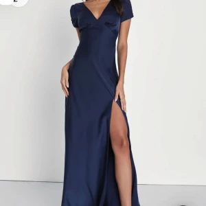 Marinblå balklänning - Marinblå balklänning med slits, säljer för att den tyvärr var för stor