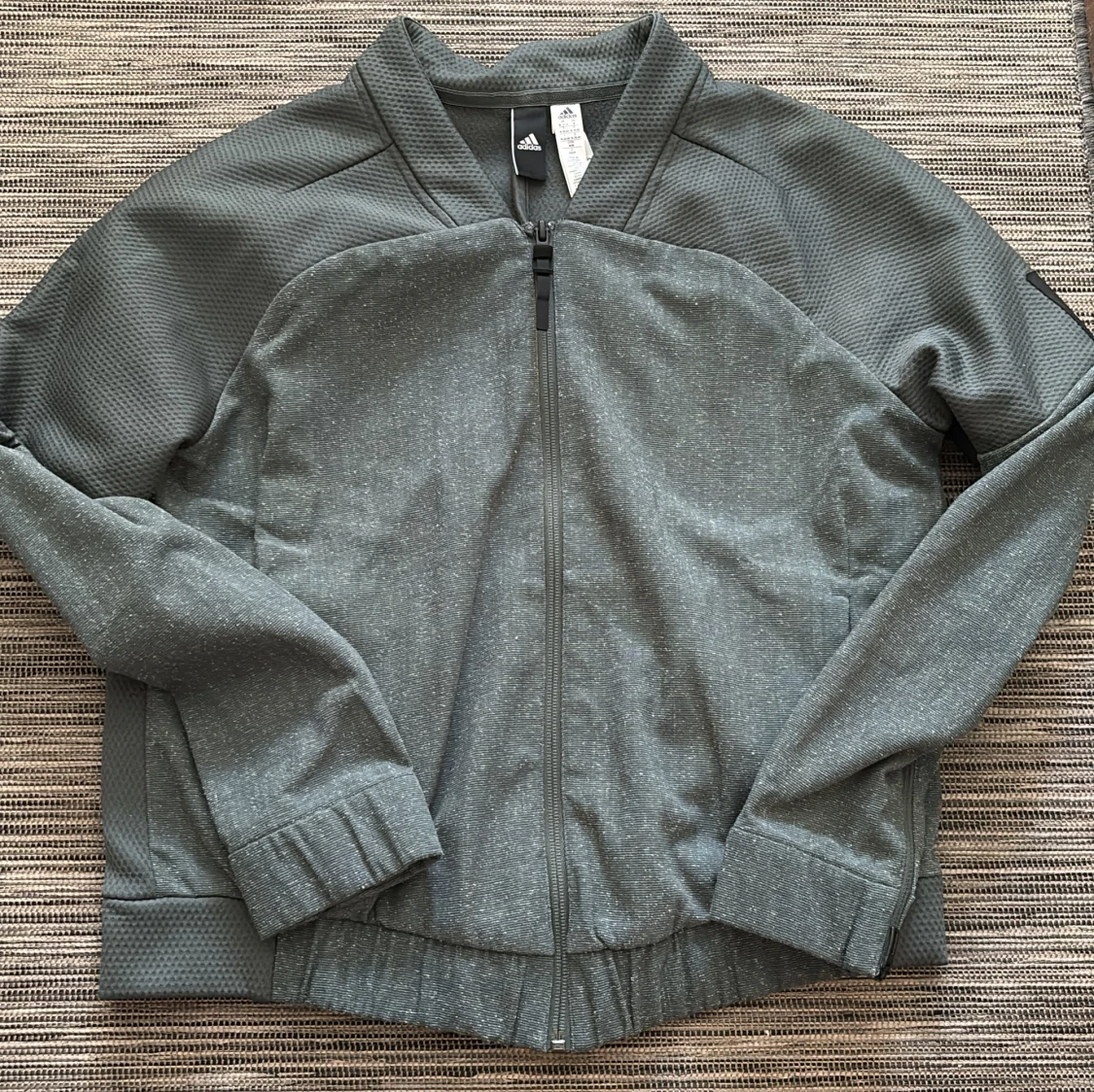 Grå träningsjacka från Adidas