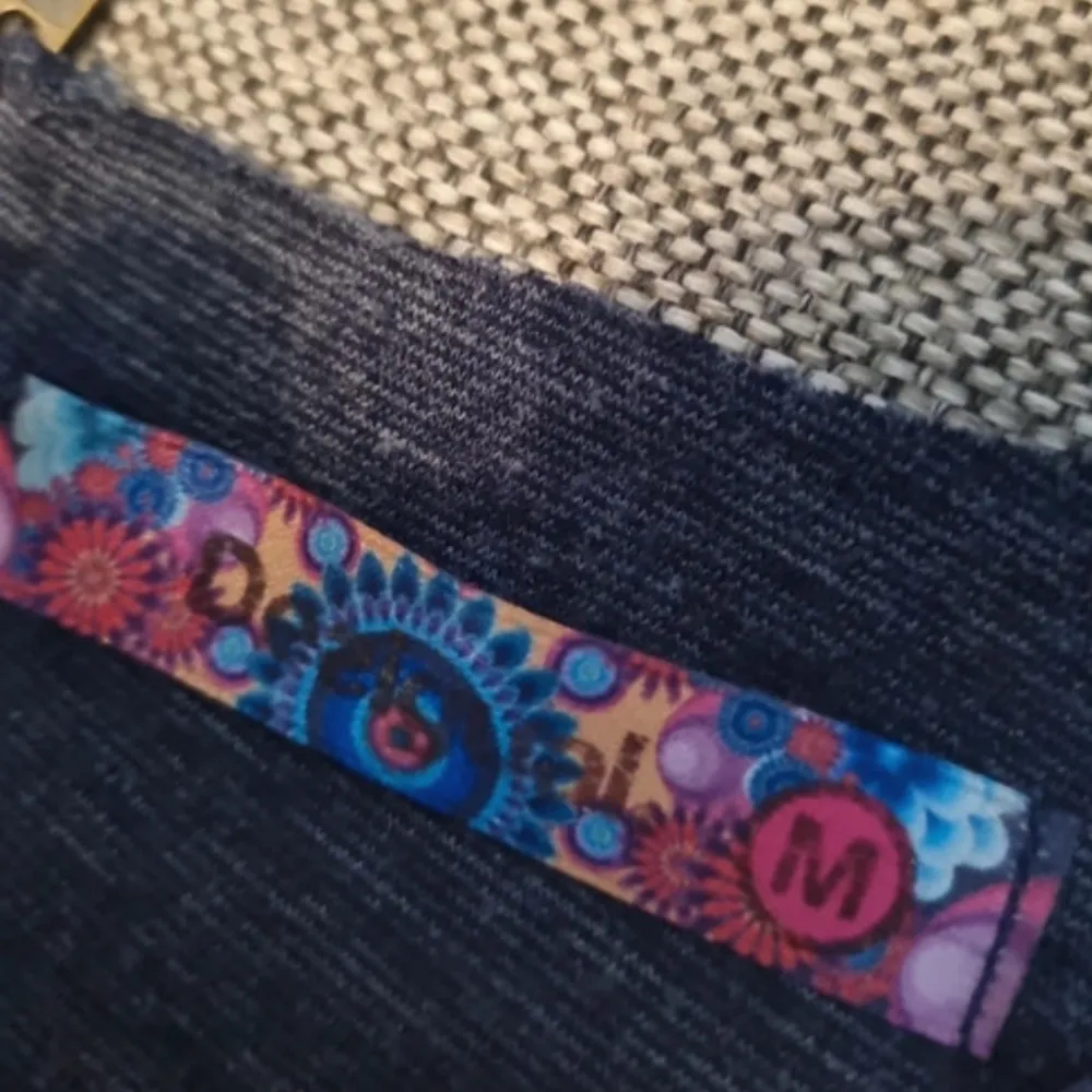 Desigual klänning i storlek M, normal i storleken. Fint begagnat skick.. Mekot.