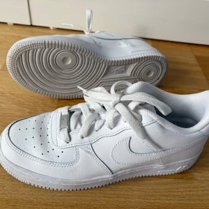 Vita Nike Air Force 1 sneakers - Säljer ett par klassiska vita Nike Air Force 1 sneakers. Använd ett fåtal gånger. Väldigt bra skick. Pris kan diskuteras! Storlek 38