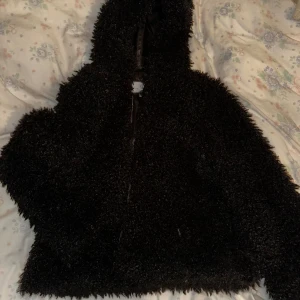 Svart teddyjacka från Flash Woman - Mysig svart teddyjacka från Flash Woman i storlek S. 