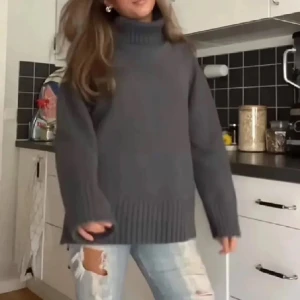 Grå stickad polotröja H&M - Säljer den populära H&M tröjan, helt slutsåld överallt och sååå gosig❣️❣️ 