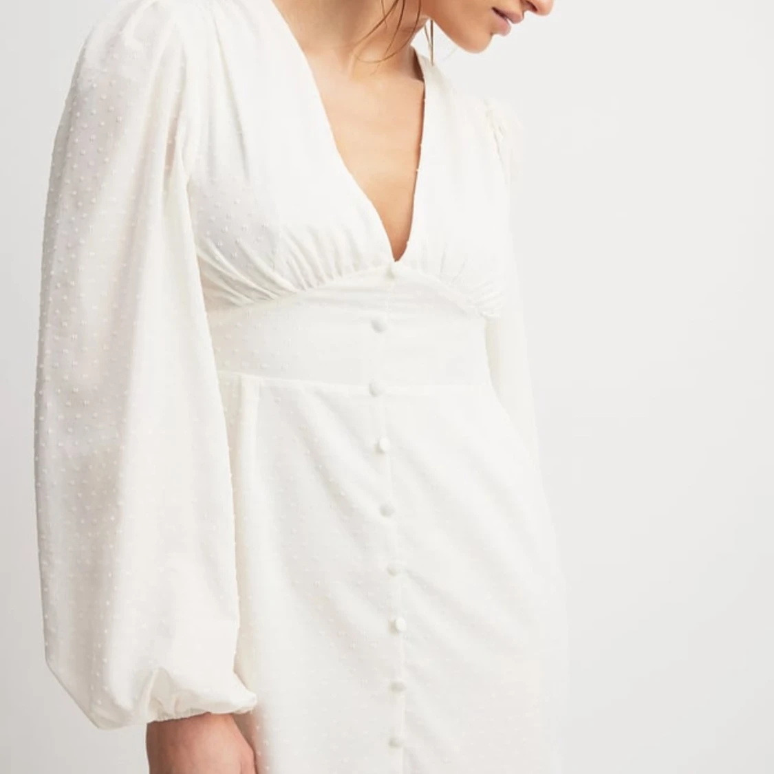 Vit prickig klänning med knappar
