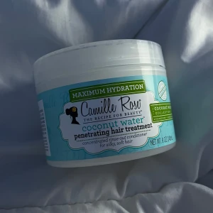 Camille Rose Coconut Water Hair Treatment - en helt ny hårinpackning från camille rose! säljer den eftersom jag råkade köpa fel produkt, priset kan diskuteras 💕