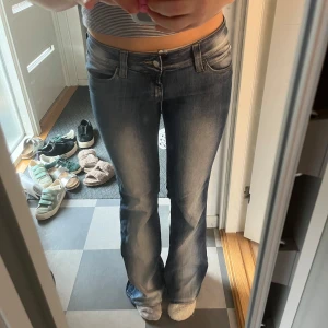 Blå bootcut jeans - Säljer mina såå snygga weekday jeans då de inte kommer till användning💕💕💕