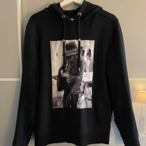 Svart Limitato hoodie - En snygg limitato tröja som är sparsamt använd. Hör av dig vid frågor!