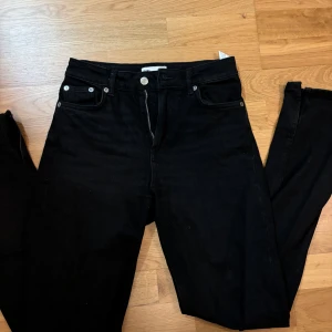 Svarta Jeans med slits  - Svarta jeans från zara, med slits. Älskar dessa byxor du kan ha till vardags men även klä upp de! Väldigt eleganta och fina!💕