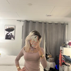 Beige långärmad topp - Säljer en stilren beige långärmad topp med rund halsringning. Perfekt för en chic och avslappnad look. Passar bra till både jeans och kjol.