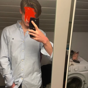 Ljusblå morris skjorta - Snygg ljusblå skjorta med den klassiska morris broderade loggan på bröstet. ✨ Skjortan är stilig och skön med skit bra kvalite, perfekt för speciella tillfällen eller vardagen 🍾Om ni har några frågor tveka inte att höra av er❗️