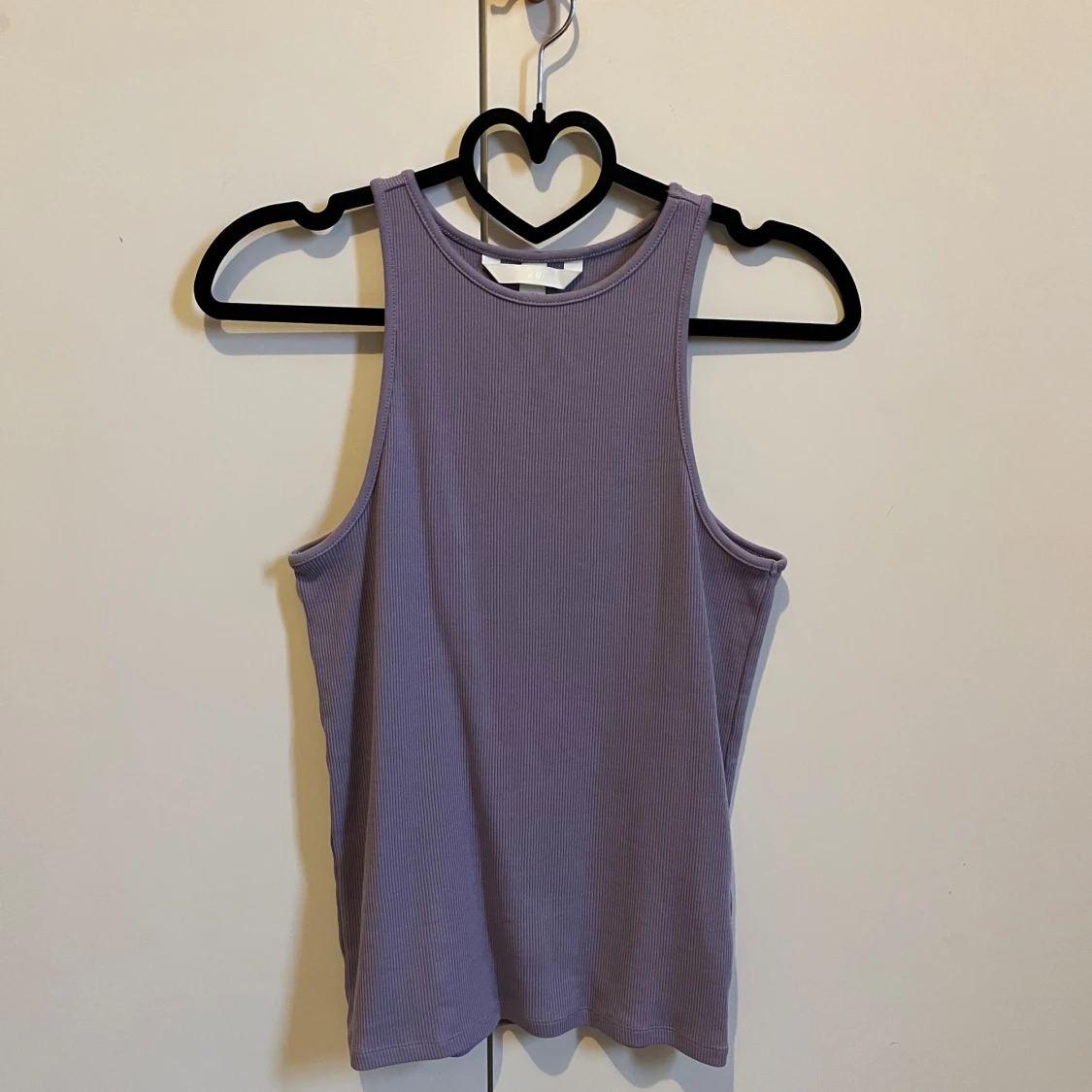 Lila ribbad linnetopp från H&M